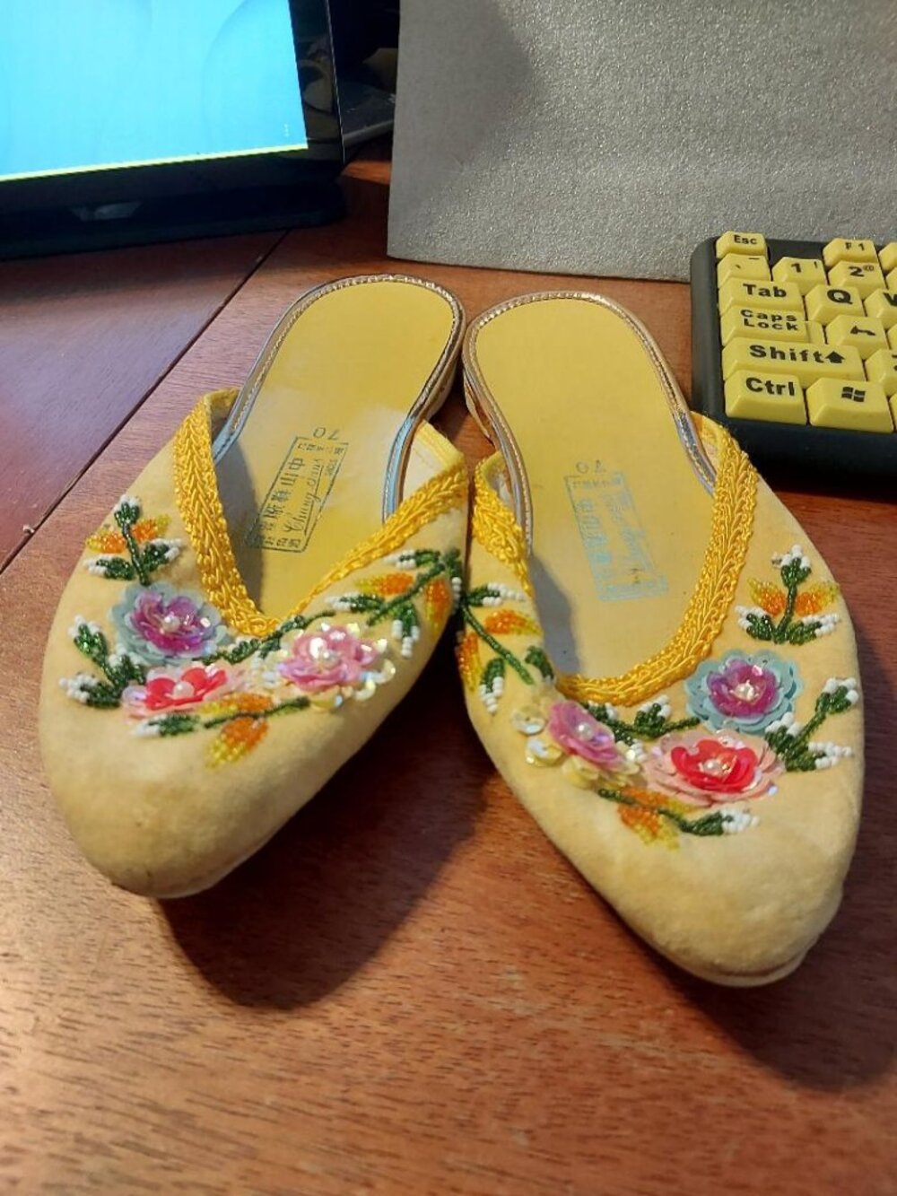 NEW ! Vintage Zhong San Sequin & Beaded Floral Design Slip on House Golden Sz 7